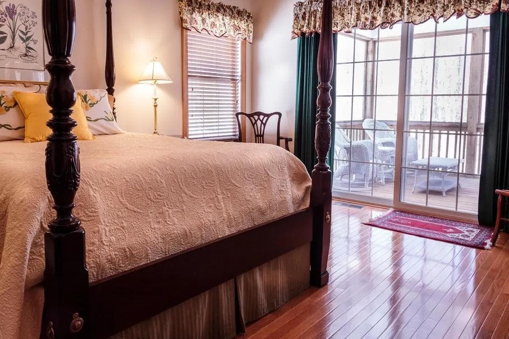 Bedroom with glazed doors opening onto a balcony
